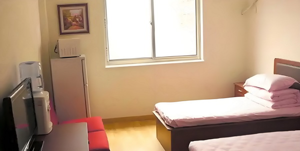 53岁朱茵住山里开破车？